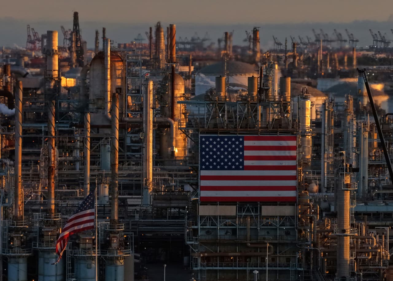 U.S. oil-refinery stocks are up roughly 150% this year. How long could this historic run last? — Zurich Sports news